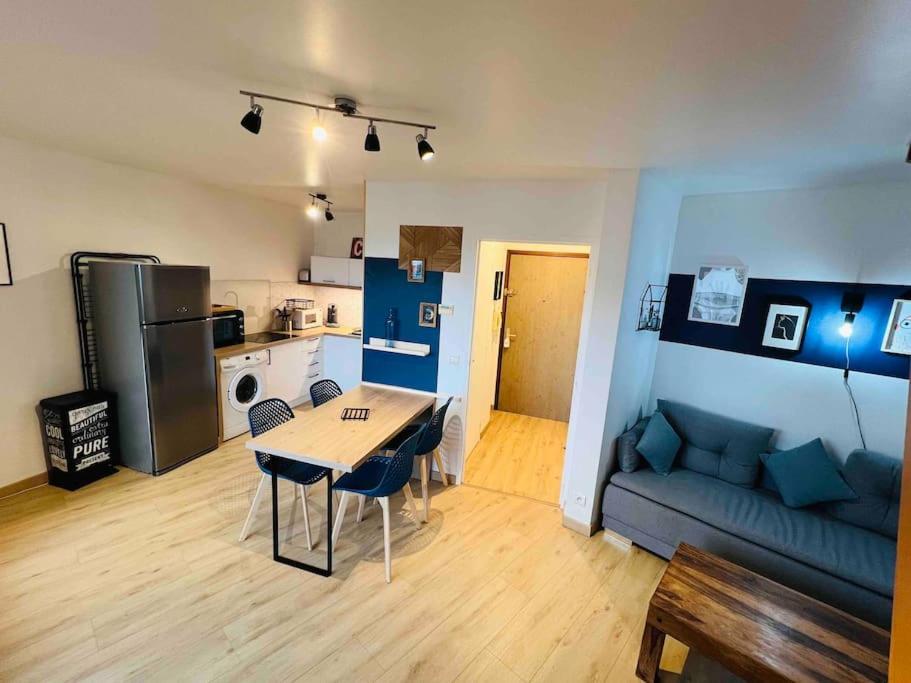 Il comprend une cuisine et un salon avec une table et un canapé. dans l'établissement Appartement spacieux / T2 refais à neuf / proche centre, à Chambéry