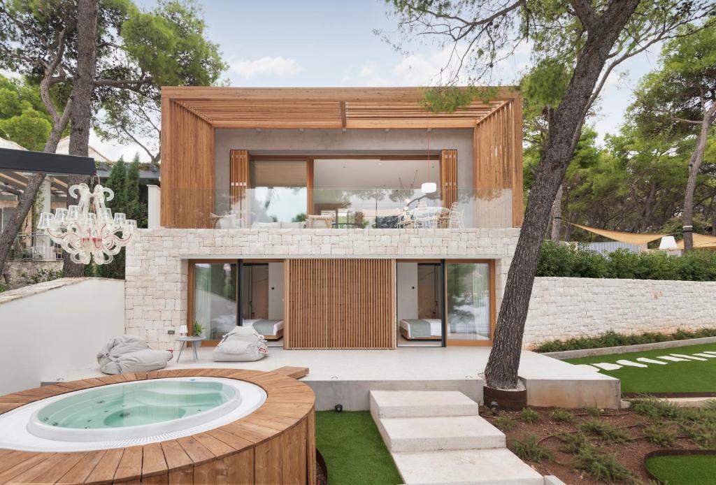 a house with a hot tub in a yard at Villa Liore in Marina