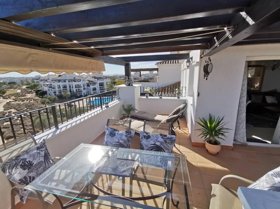 Ein Balkon oder eine Terrasse in der Unterkunft Penthouse Golf Hacienda Riquelme