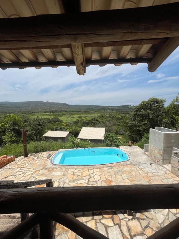 uma vista para uma piscina a partir de uma casa em Casa da Reserva em Santana do Riacho