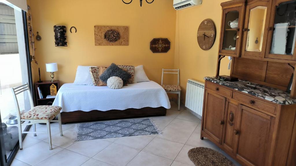 a bedroom with a bed and a wooden dresser at La casa de Su in Neuquén