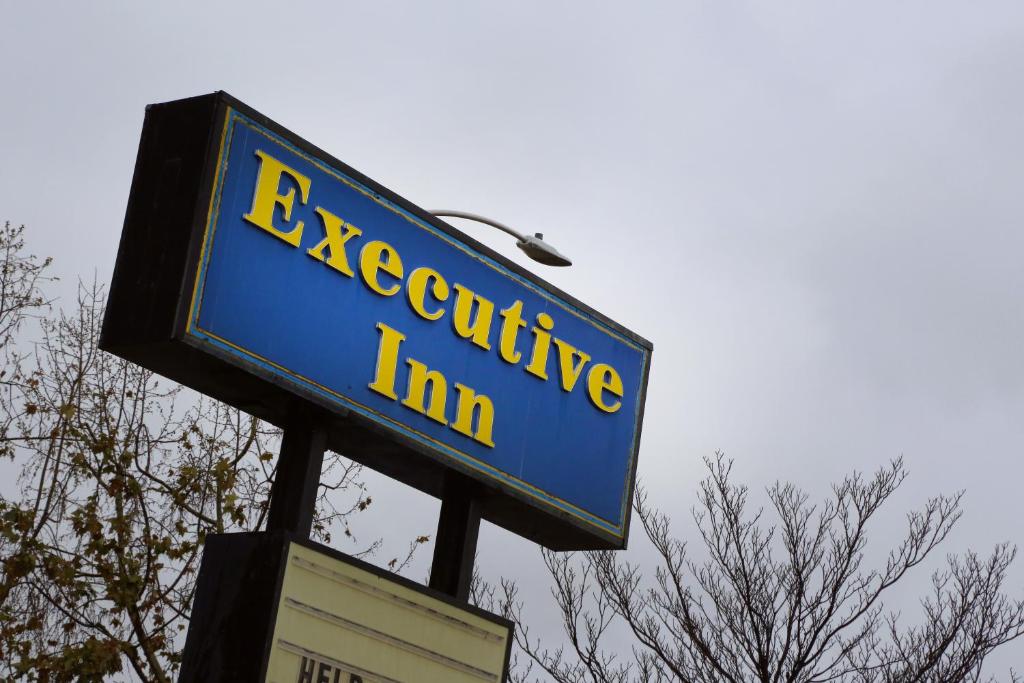 een blauw en geel bord met de tekst "nood herberg" bij Anaheim Executive Inn & Suites in Anaheim
