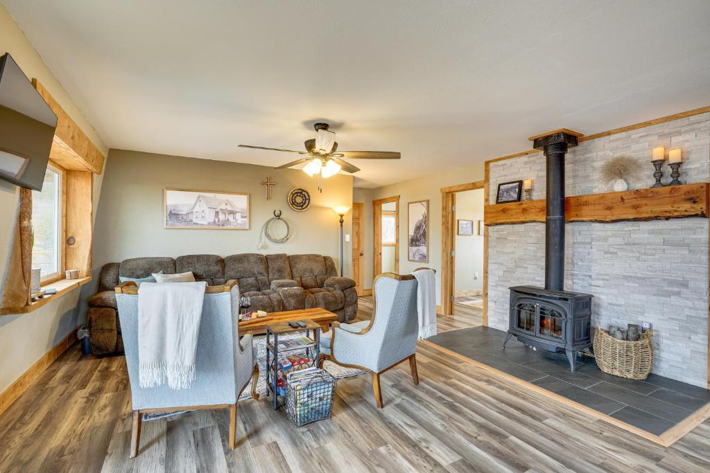 ein Wohnzimmer mit einem Sofa und einem Kamin in der Unterkunft Idyllic Rye Cabin Deck with Mountain Views! 