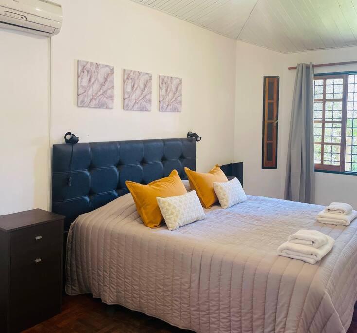 ein Schlafzimmer mit einem großen blauen Bett mit Handtüchern darauf in der Unterkunft Chalet del Sol in Ciudad Lujan de Cuyo