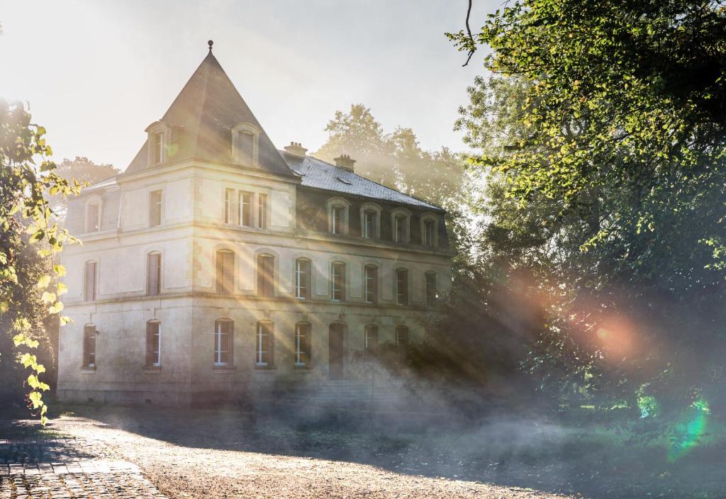 um edifício antigo com uma torre em cima em Château des Aulnes 