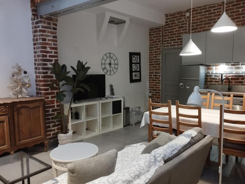 un salon avec un canapé et une table dans l'établissement Charmante maison proche de toutes commodités, à Croix