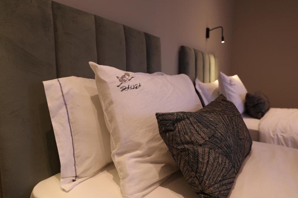 Postel nebo postele na pokoji v ubytování Dallga Suites