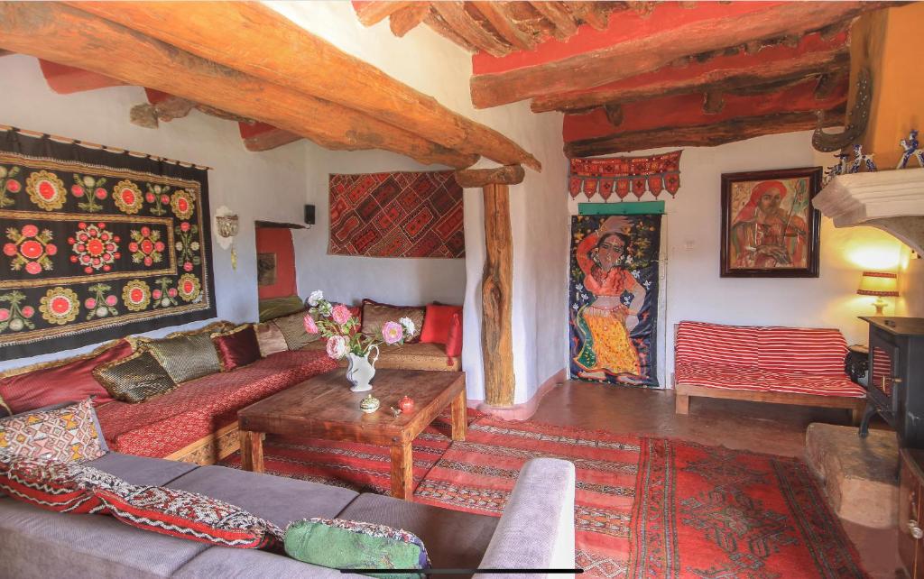 Posedenie v ubytovaní Rural House, heated pool & steam room, Casa Aloe.