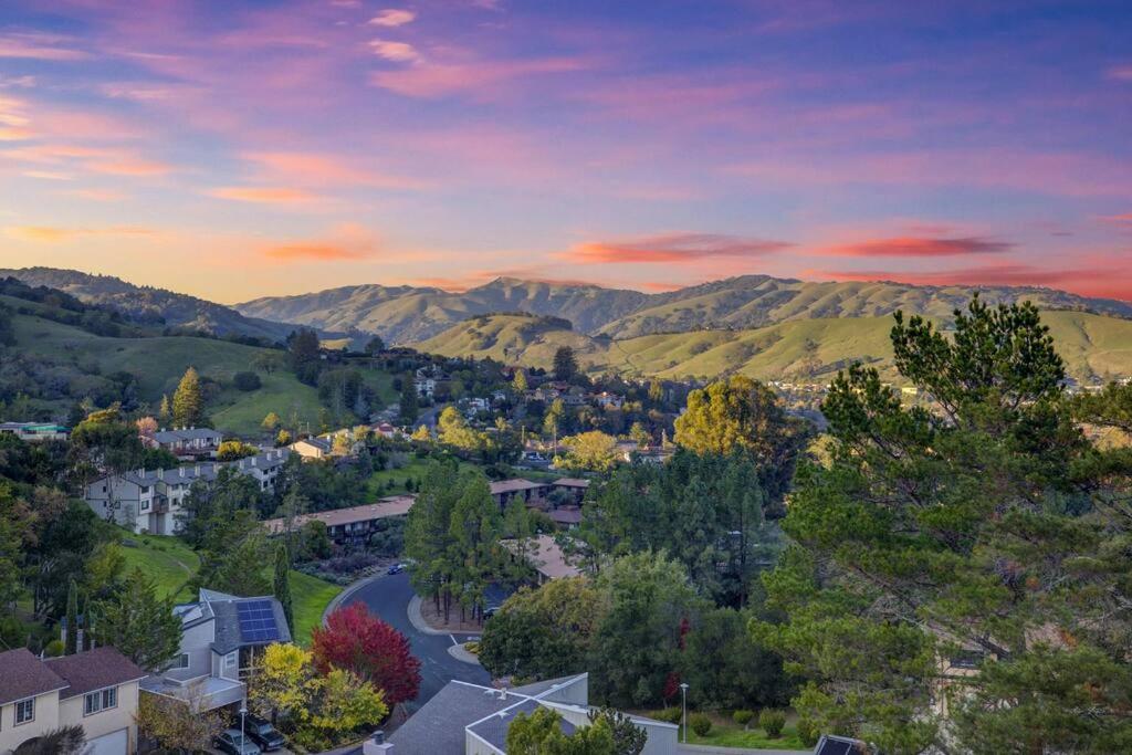 una vista aérea de una ciudad con montañas en el fondo en 5BD San Rafael Retreat w/ Billiards, BBQ, & Views! en San Rafael