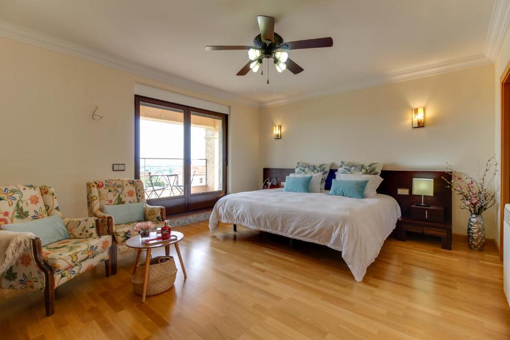 - une chambre avec un lit et un ventilateur de plafond dans l'établissement Bed and Breakfast en Salamanca Spain, à Cabrerizos