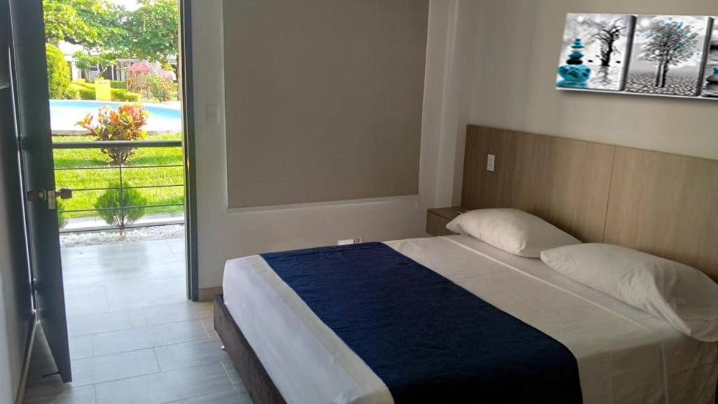 Una cama o camas en una habitación de Hotel Las Victorias Palmira