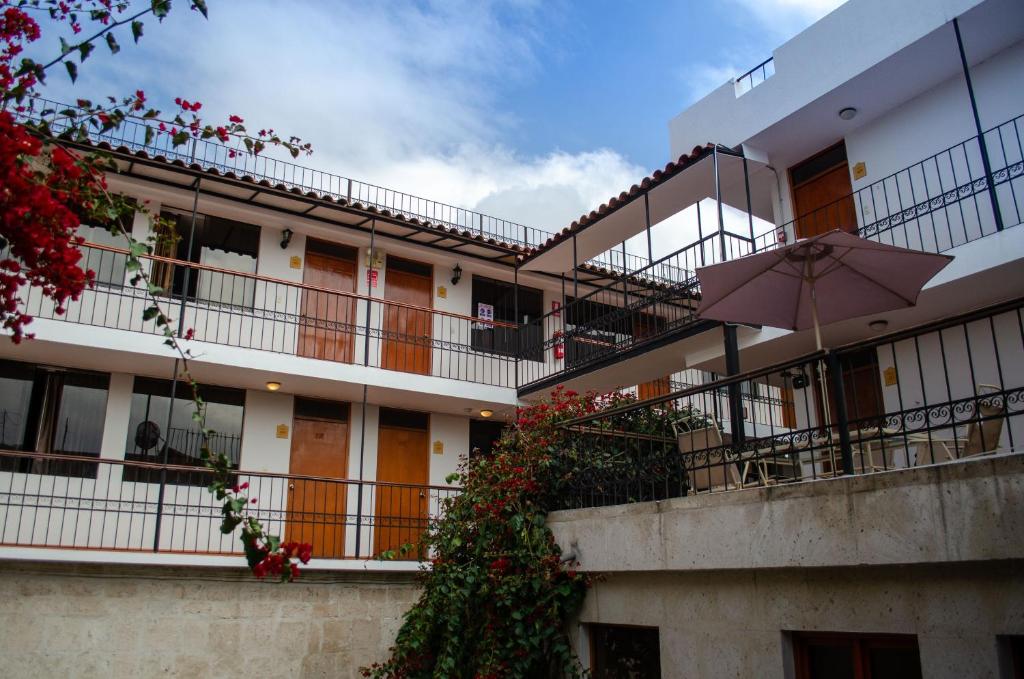 un edificio de apartamentos con una sombrilla en el balcón en Premier Tambo, en Arequipa