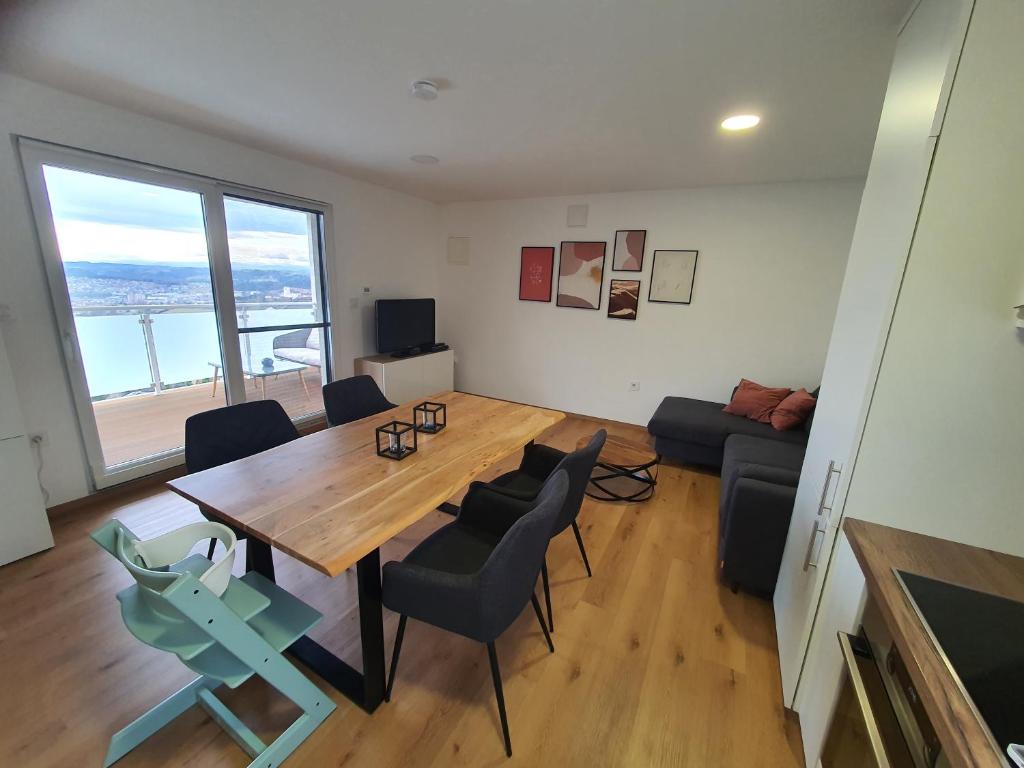 een woonkamer met een houten tafel en stoelen bij Apartment Weizblick in Oberdorf bei Thannhausen