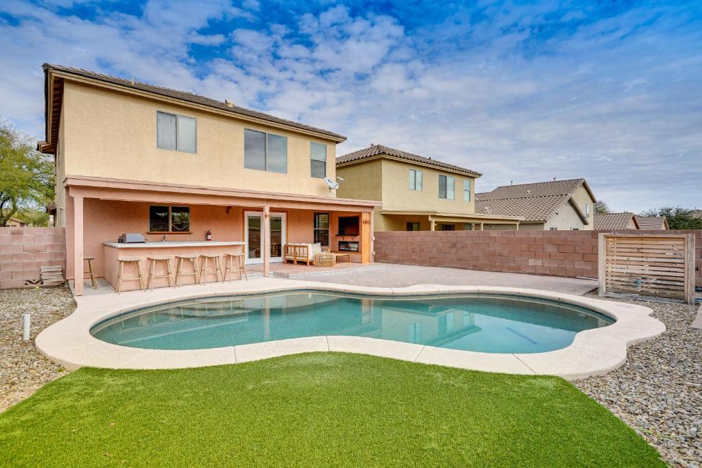una casa con piscina en el patio en Gorgeous Green Valley Home Patio and Private Pool! en Green Valley