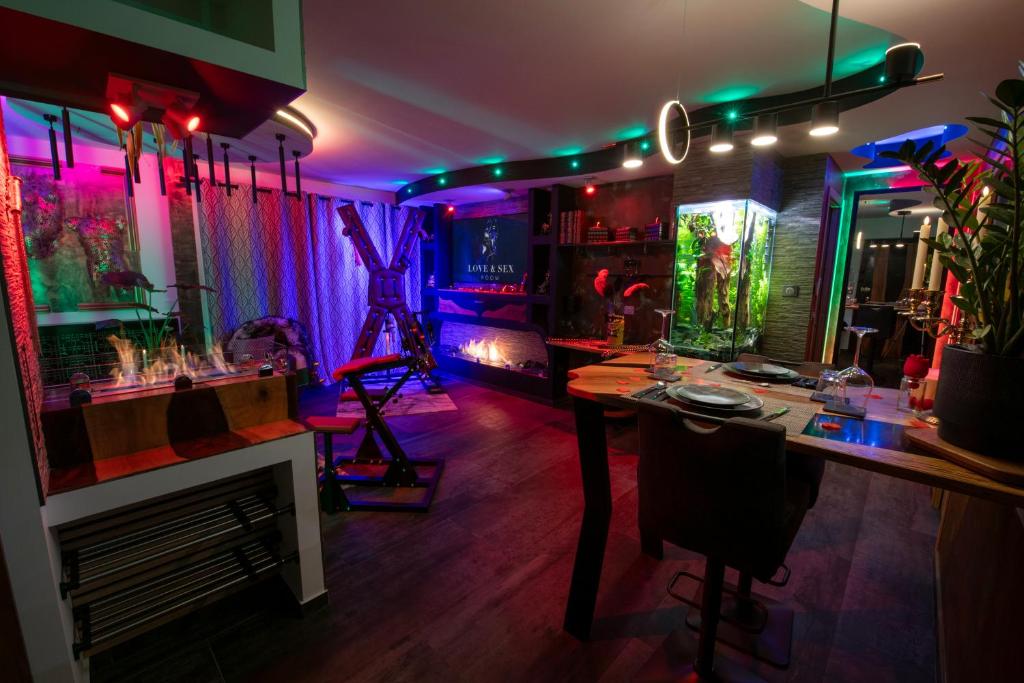 Phòng/tiện nghi tập thể dục tại Love And Sex Room