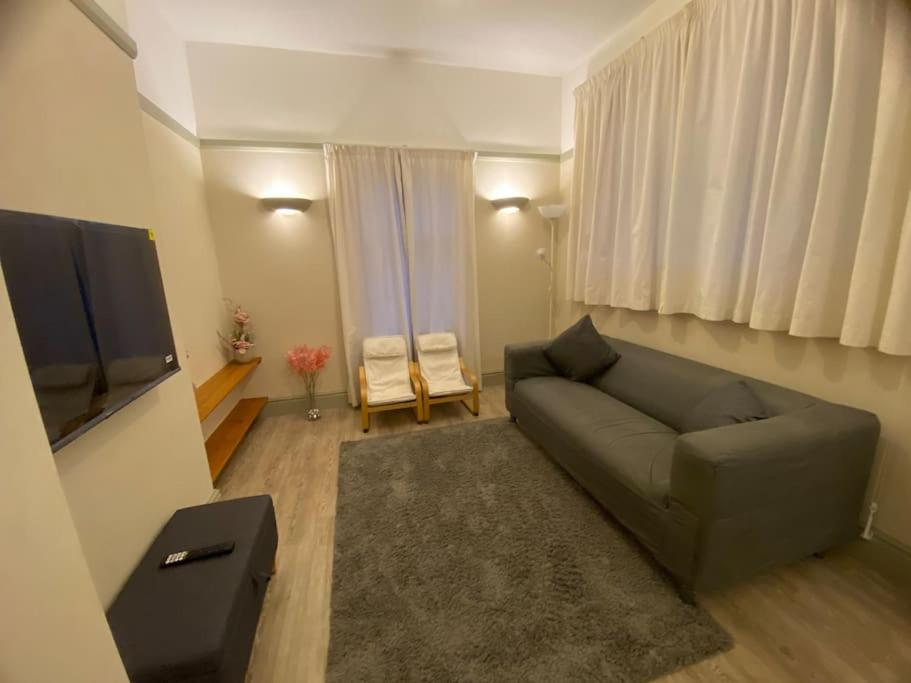 ein Wohnzimmer mit einem Sofa und einem Flachbild-TV in der Unterkunft 2 Bed House in Barrow Hill Sleeps 4 in Hollingwood