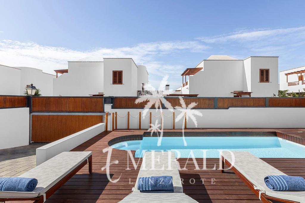 a villa with a swimming pool in sorrento at Casa del Mar - Piscina y Jacuzzi Privado in Costa Teguise