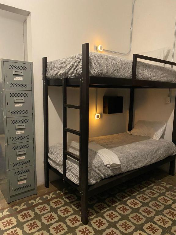 un paio di letti a castello in una stanza di Choco Hostel a Puebla