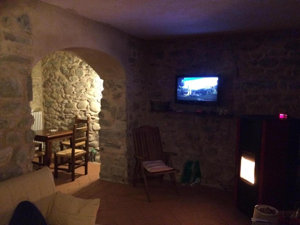 TV a/nebo společenská místnost v ubytování Agriturismo I Chiosi