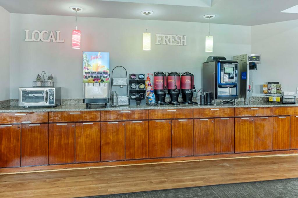 Příslušenství pro přípravu čaje a kávy v ubytování Best Western PLUS Peppertree Inn at Omak