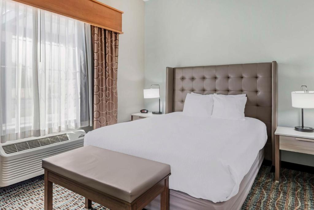 Postel nebo postele na pokoji v ubytování Best Western PLUS Peppertree Inn at Omak
