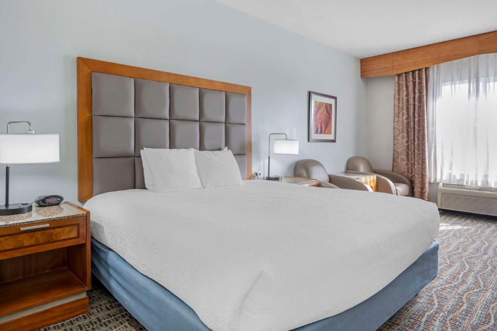 Postel nebo postele na pokoji v ubytování Best Western PLUS Peppertree Inn at Omak