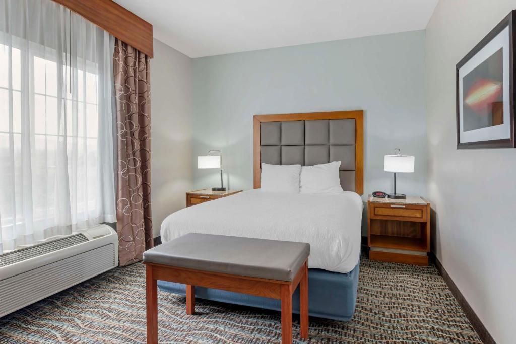 Postel nebo postele na pokoji v ubytování Best Western PLUS Peppertree Inn at Omak