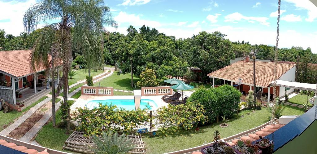 奧蘭布拉的住宿－Pousada Chácara VIVALLI，享有带游泳池的度假村的空中景致