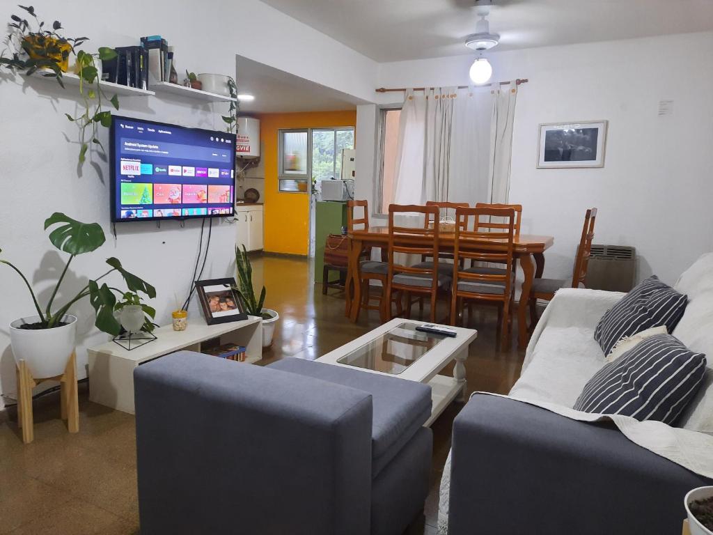 ein Wohnzimmer mit Couch und ein Esszimmer in der Unterkunft Departamento amplio y equipado en Santiago del Estero in Santiago del Estero