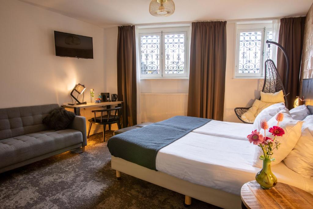 
Deluxe Triple Room (2 Twin beds and Sofa)
