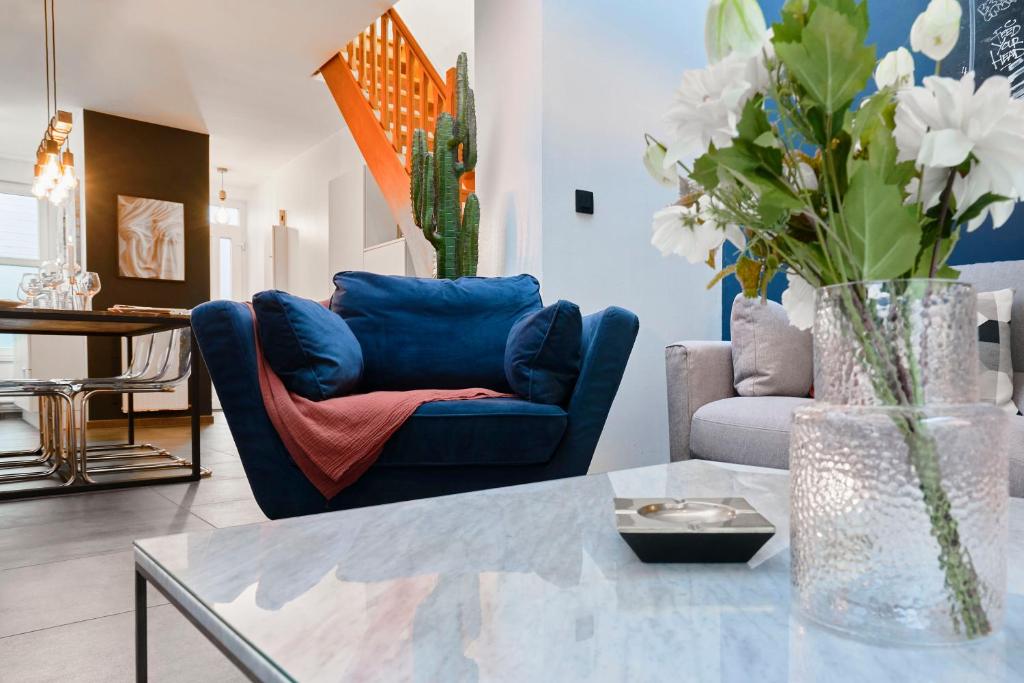 un soggiorno con divano blu e tavolo di Maison Croix centre a Croix