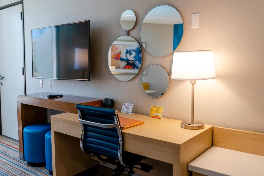 Howard Johnson by Wyndham Anaheim Hotel & Water Playground - 1 Cama King, Sala De Lujo, Vista De Piscina, Edificio 2, No Fumar