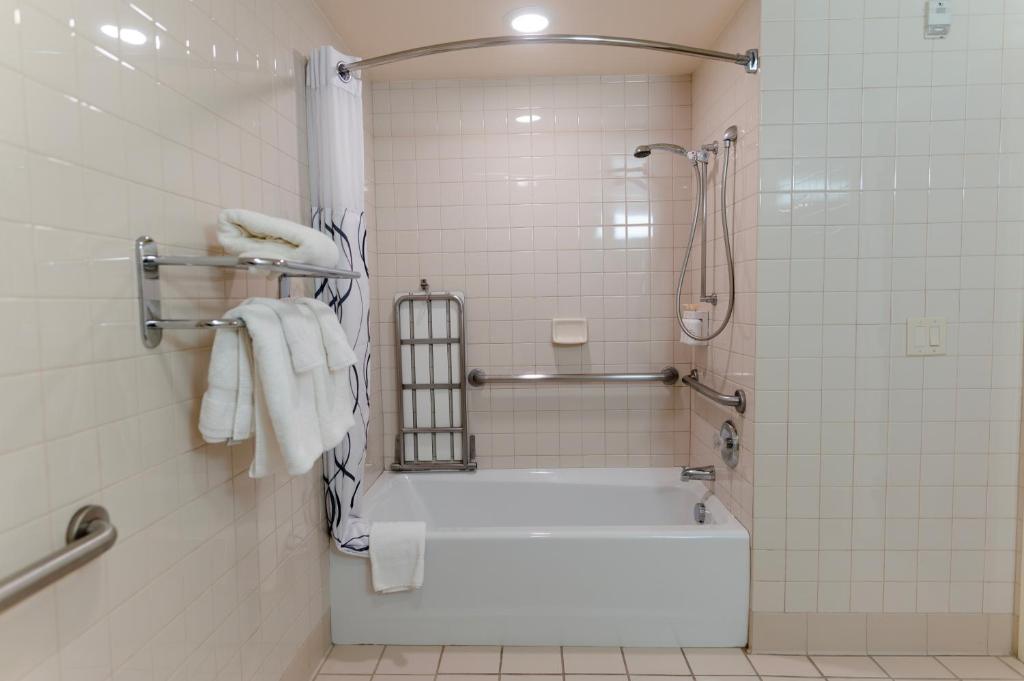 Howard Johnson by Wyndham Anaheim Hotel & Water Playground - King Room With Roll -In Shower - Mobility Access/No Fumar - Edificio 3