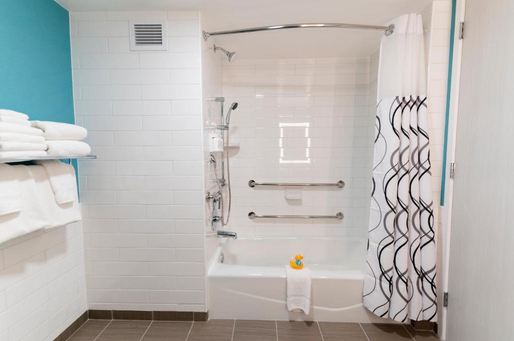 Howard Johnson by Wyndham Anaheim Hotel & Water Playground - Deluxe Queen Room Con Dos Camas Queen Y Vista A La Piscina - Acceso A Movilidad/no Fumar