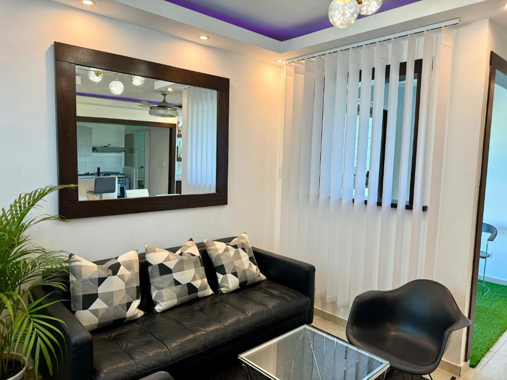 - un salon avec un canapé et un miroir dans l'établissement Moderno Penthouse, 
