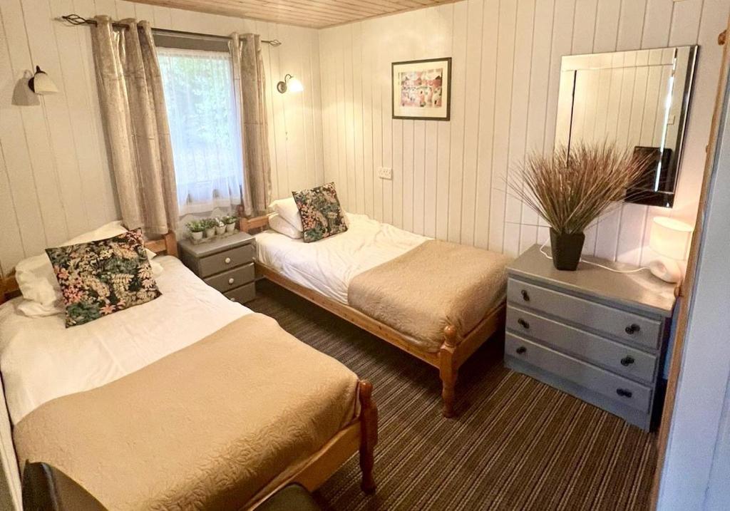 Tempat tidur dalam kamar di Beech Lodge 2 Hot Tub