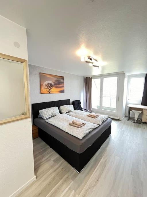 ein Schlafzimmer mit einem großen Bett in einem Zimmer in der Unterkunft neue Wohnung im Gebäude des Graf Eberhard Hotels in Bad Urach