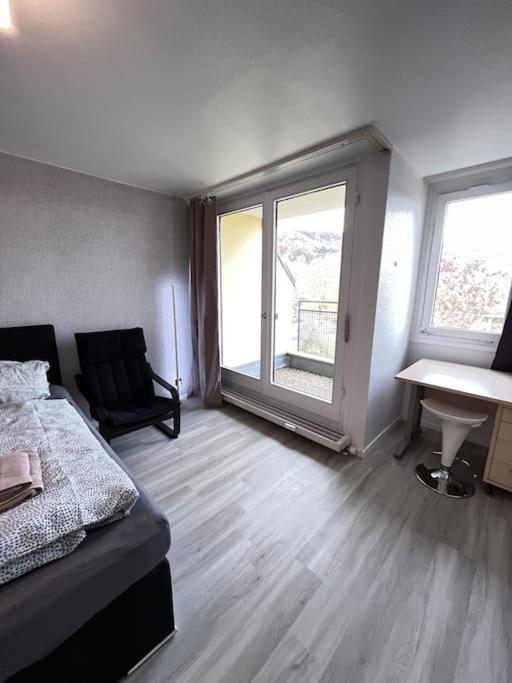 Ein Bett oder Betten in einem Zimmer der Unterkunft neue Wohnung im Gebäude des Graf Eberhard Hotels