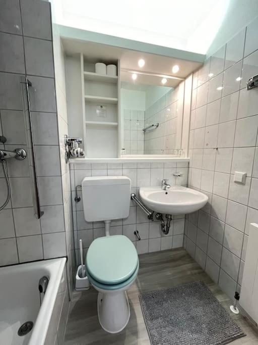 ein Badezimmer mit Toilette und Waschbecken in der Unterkunft neue Wohnung im Gebäude des Graf Eberhard Hotels in Bad Urach