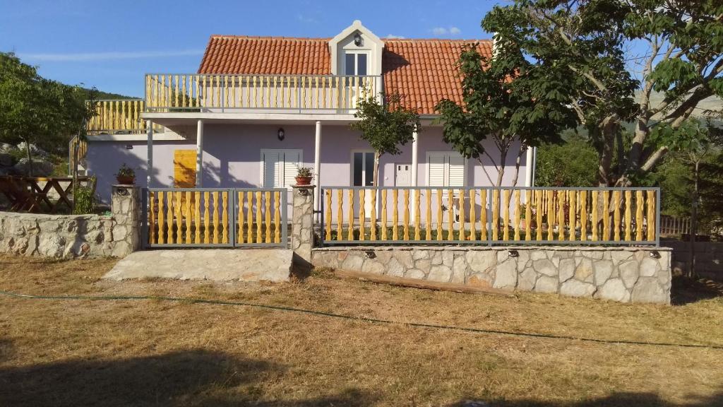 una valla de madera frente a una casa blanca en Rooms with a parking space Kijevo, Zagora - 22243, en Kijevo