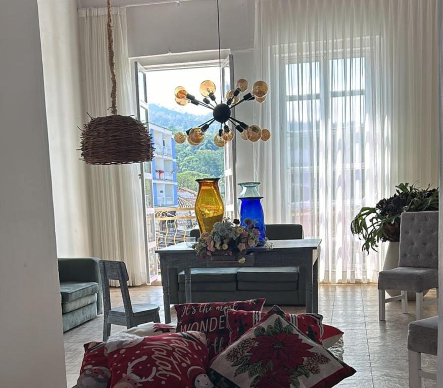 sala de estar con mesa y lámpara de araña en Hotel La Casa Ovalle, en San Vicente de Chucurí