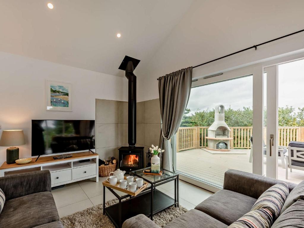 sala de estar con sofá y chimenea en 2 Bed in Totnes 93062 en Marldon