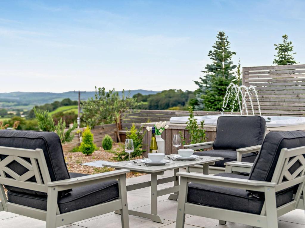 eine Terrasse mit 4 Stühlen und einem Tisch auf der Terrasse in der Unterkunft 1 Bed in Totnes 93061 in Marldon