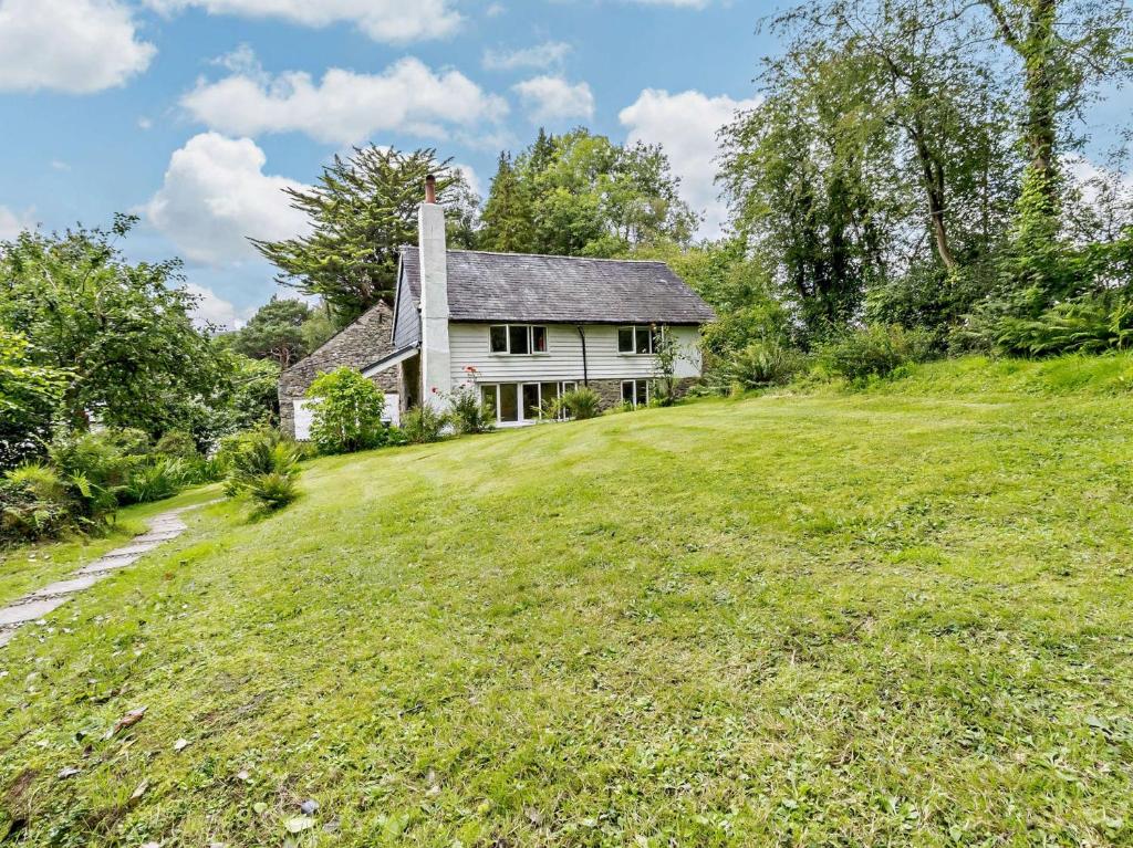 an old house on a hill with a grassy field at 3 Bed in Machynlleth 93083 in Cemmaes
