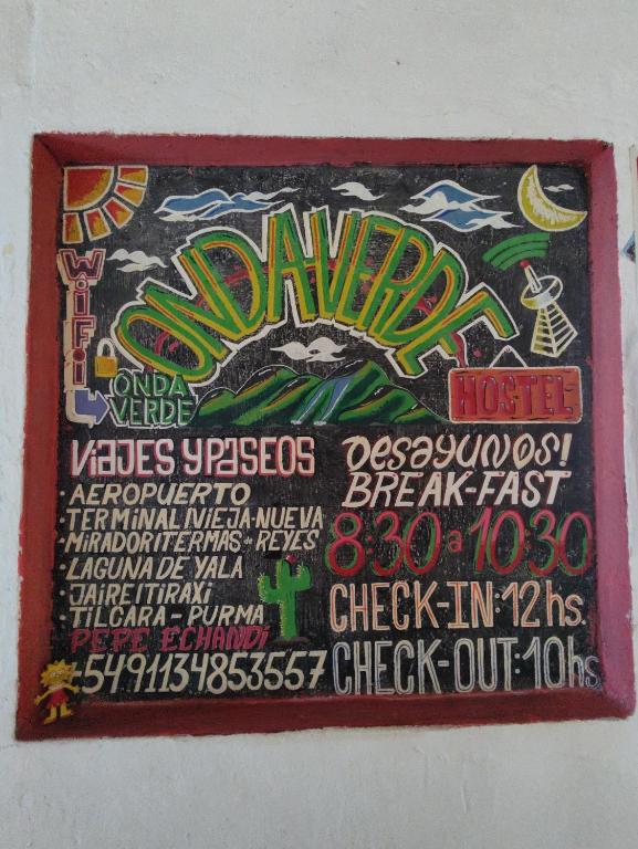 une peinture d'une pancarte pour un concert dans l'établissement Onda Verde Hostal, à Reyes