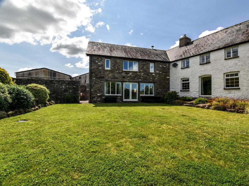 an exterior view of a house with a large yard at 5 Bed in Brecon 90660 in Lower Chapel