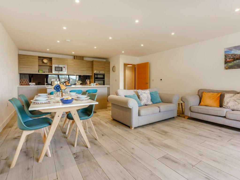 cocina y sala de estar con mesa y sillas en 2 Bed in Sandown 90013, en Sandown