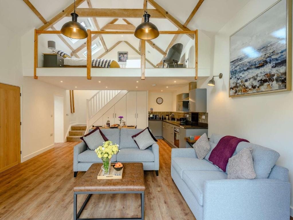 - un salon avec deux canapés et une table dans l'établissement 2 Bed in Glastonbury 88772, à West Pennard