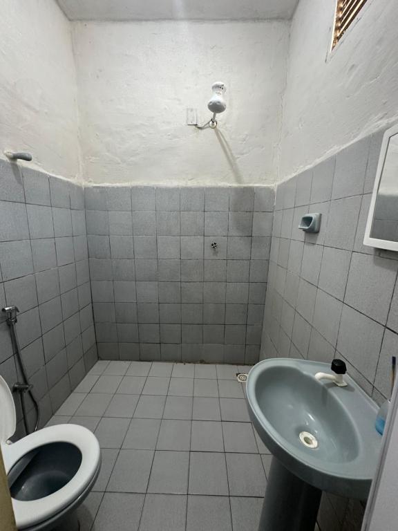 a bathroom with a toilet and a sink at Pousada Capitólio 04 Canoa Quebrada in Canoa Quebrada