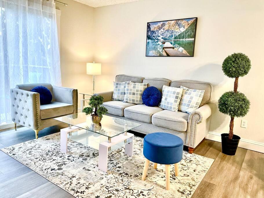 フェデラルウェイにあるCasa Bella Homes - Top floor 2-BR 1 Bath Condo, Centrally locatedのソファとテーブルのあるリビングルーム